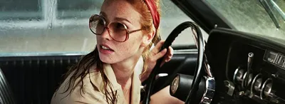 Arabadaki Gözlüklü ve Silahlı Kadın izle