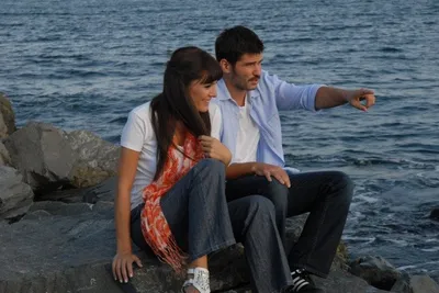 Aşk Geliyorum Demez izle