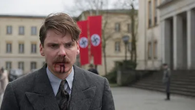 Alone in Berlin izle