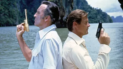 Altın Tabancalı Adam izle